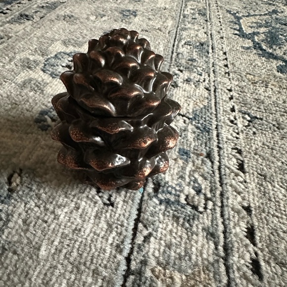 New Thymes Frasier Fir Ceramic Pinecone Candle - Picture 1 of 4